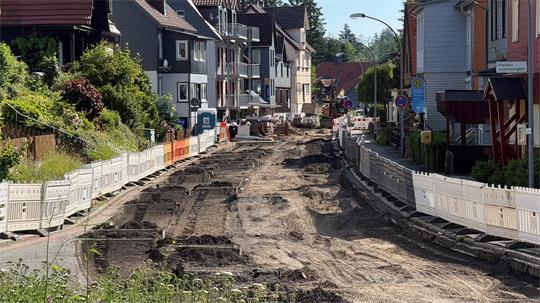 Das Foto zeigt eine vom Asphalt befreite Straße.