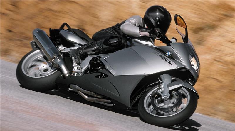 120 km/h im 50er-Bereich: Polizei stoppt Bikerin bei Braunlage Weil die Zahl der Motorradunfälle im Bereich des Kesselbergs so hoch war, sind vor zwei Jahren Rüttelstreifen installiert worden. (Symbolbild)
