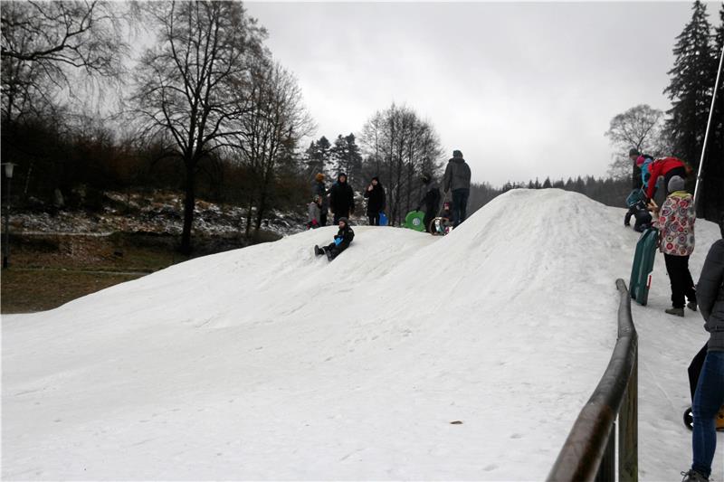 Weil dieses Schnee-Depot auf der Verlobungswiese derzeit kräftig von den Besuchern zum Rodeln genutzt wird, hat es die Seilbahn-Gesellschaft erst einmal nicht zerschlagen und für die Skipisten genutzt.  Foto: Eggers