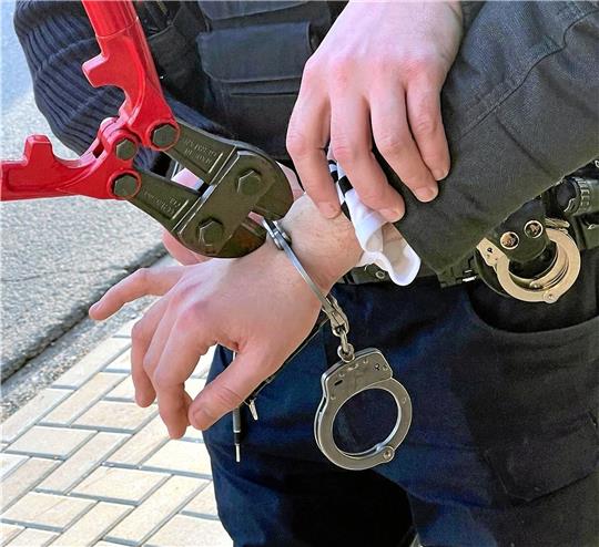 Weil ein 28-Jähriger seine Handschellen nicht öffnen kann, hilft die Feuerwehr mit dem Bolzenschneider. Foto: Feuerwehr