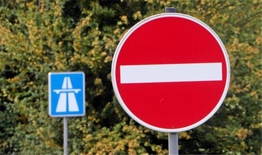 Weil ein 86-jähriger Senior aus Hamburg falsch auf die Autobahn 7 auffährt, verursacht er mehrere Unfälle.