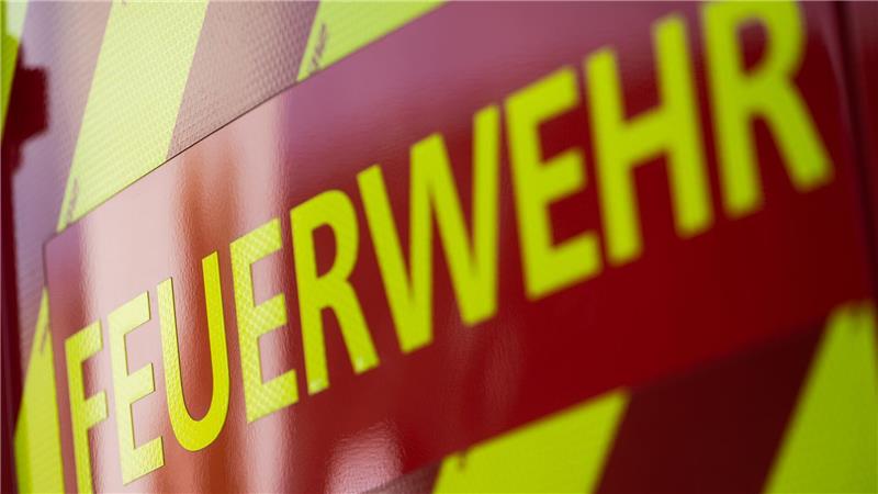 Weil ein Mann sein Essen auf dem Herd vergessen hat, haben Nachbarn die Feuerwehr alarmiert. (Symbolbild)