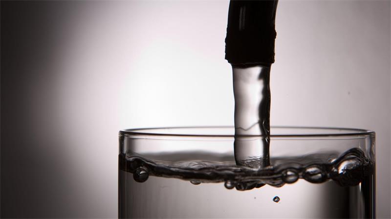 Weil ein Wasserhahn nicht zugedreht war, lief in Niedersachsen ein Kellerraum voll. (Symbolbild)