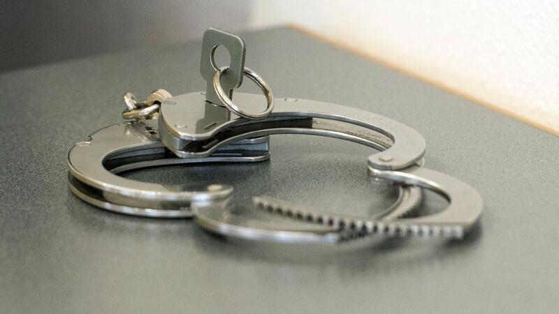 US-Sheriff postet Video von Elfjährigem in Handschellen Weil er Gewaltandrohungen satt hat, greift der Sheriff zu einem ungewöhnlichen Schritt. (Illustration)