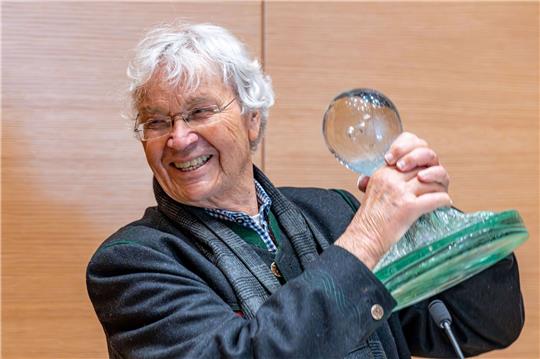 Weil er auf und abseits der Bühne Dialekt spricht, ist Kabarettist Gerhard Polt mit der «Bairischen Sprachwurzel» ausgezeichnet worden.