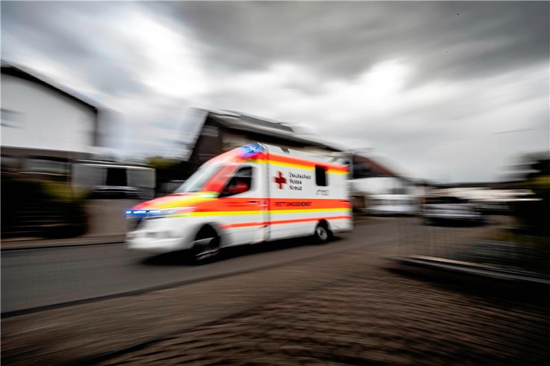 Weil er nicht auf die Patientenliege will, randaliert ein 24-Jähriger im Rettungswagen. Wegen des Angriffs gegen Polizeibeamte muss der junge Mann aus Clausthal-Zellerfeld nun ins Gefängnis. Symbolfoto: Boris Roessler/dpa