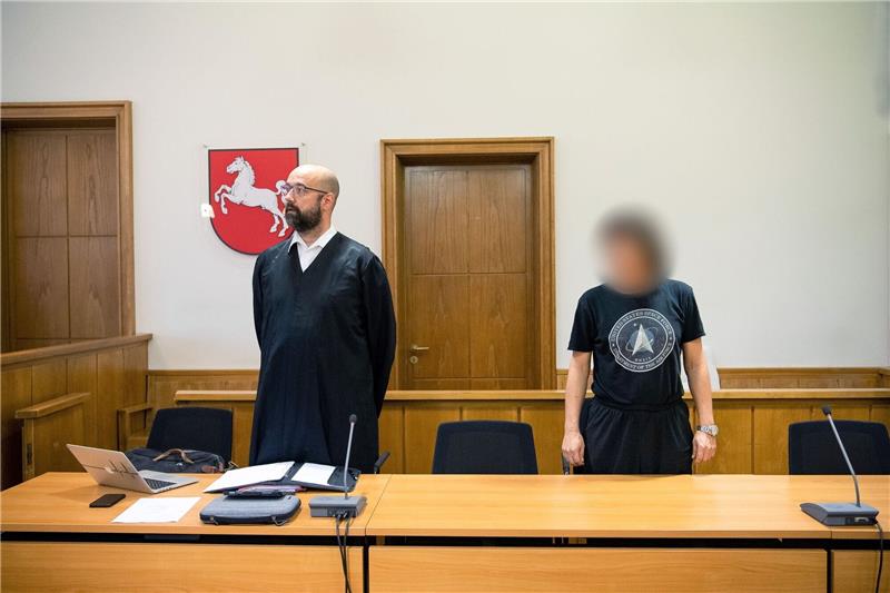 Weil er zur Tötung von Menschen aufgerufen haben soll, muss sich ein 55-Jähriger vor dem Landgericht Oldenburg verantworten.