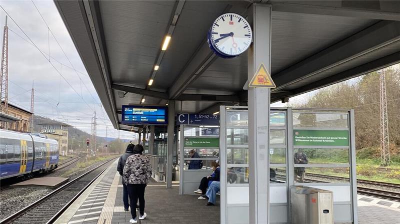 Dauerhafte Verspätungen auf der Bahnstrecke vom Harz nach Hannover Weil es Probleme mit dem Start des elektronischen Stellwerks in Kreiensen kommt, kommt es zu einer Streckensperrung und Umleitungen. Das führt auf der Strecke zwischen dem Harz und Hannover zu Verzögerungen.