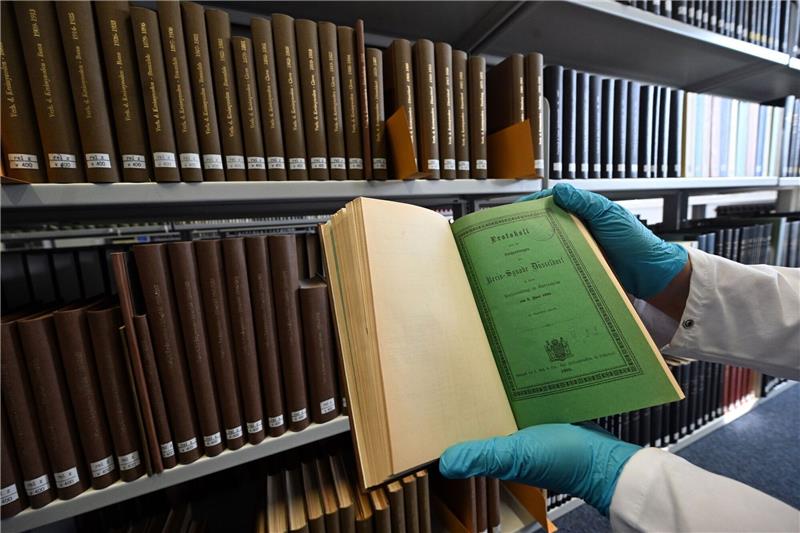 Arsen: Wie Giftgrün in Bibliotheken für Probleme sorgt Weil giftiges Arsen einzelne Bücher aus dem 19. Jahrhundert belasten könnte, untersuchen Bibliotheken ihren Bestände.
