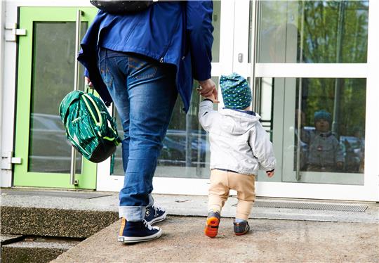 Weil in Bad Harzburgs Kindertagesstätten derzeit nicht genügend Fachpersonal zur Verfügung steht, dürfen manche Kinder morgens gar nicht erst gebracht werden. Symbolfoto: Annette Riedl/dpa