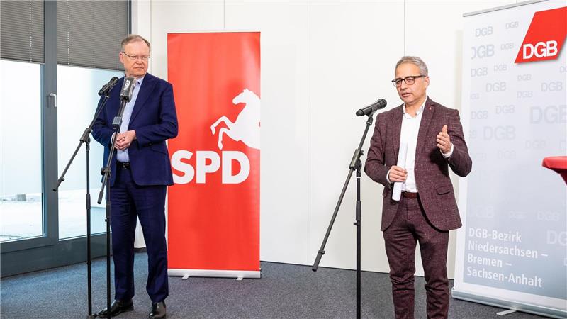 DGB-Bezirkschef Payandeh: Ein falscher Zug, ein neues Leben Weil (l) sagt, über die Jahre sei Payandeh zu einem Freund geworden. (Archivbild)