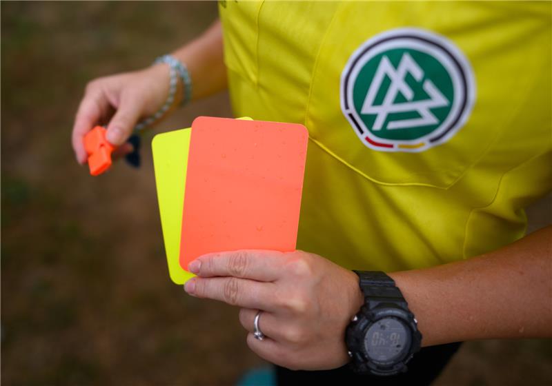 Fußball-Nordharzpokal: Kurioser Spielabbruch in Astfeld Weil sich für den verletzten Schiedsrichter auf die Schnelle kein Nachfolger fand, wurde die Pokalpartie zwischen der SG Bredelem/Astfeld und dem TSV Hallendorf abgebrochen. Symbolfoto: dpa