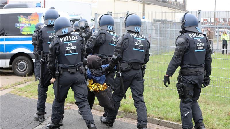 Blockaden von Aktivisten in Bremen und Delmenhorst aufgelöst Weil sie ihre Vermummung nicht ablegen wollten, sind einige Protestierende weggetragen worden.