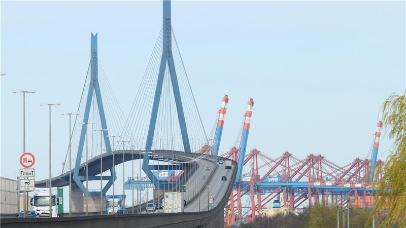 Weil unterhalb der A7 an der Straße gearbeitet wird, ist die Köhlbrandbrücke wieder für ein Wochenende gesperrt. (Archivbild)