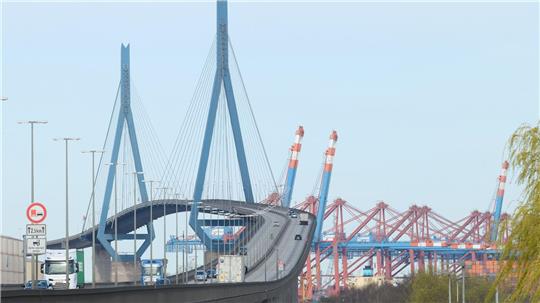 Weil unterhalb der A7 an der Straße gearbeitet wird, ist die Köhlbrandbrücke wieder für ein Wochenende gesperrt. (Archivbild)