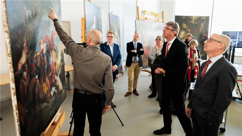 „Politische Extremisten“? Schlappe für Weimer vor Gericht Weimer informierte sich bei einem Besuch der Stiftung Preußische Schlösser und Gärten.