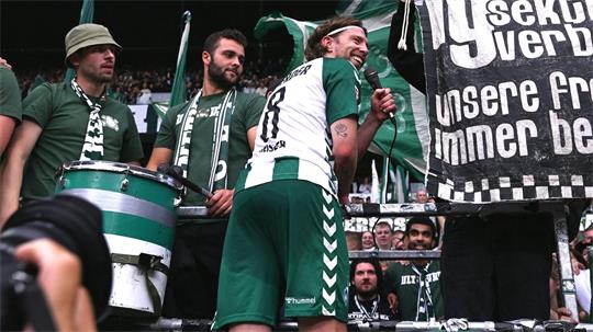 Weiser auf dem Zaun: Werder Bremens Matchwinner Mitchell Weiser feiert sein Siegtor gegen den FC Augsburg mit den Fans im Weserstadion.