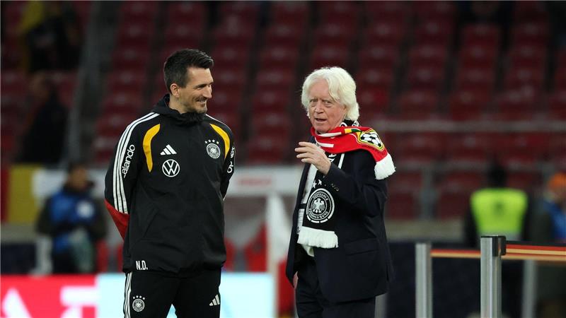 Weiß von keinen Gesprächen mit Löw: Ghanas Sportdirektor Winfried Schäfer (r). (Archivbild)