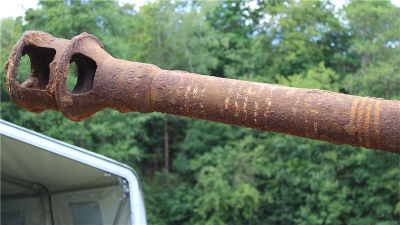 Sturmgeschütz im Sand - Wie ein Zufallsfund ins Museum kommt Weiße Markierungen zeugen von abgeschossenen Panzern.
