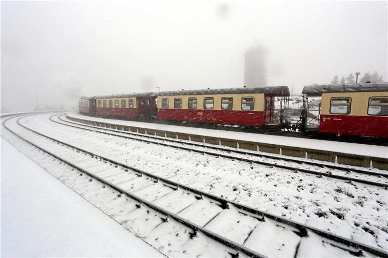 Weißer Gipfel: Blick auf den verschneiten Bahnhof auf dem Brocken, am Donnerstag schneite es auf dem Berg.  Foto: dpa/Bein