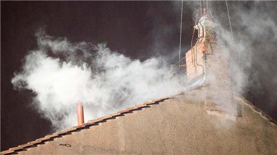 Weißer Rauch steigt am 13.03.2013 im Vatikan aus dem Kamin der Sixtinischen Kapelle. (Symbolfoto)