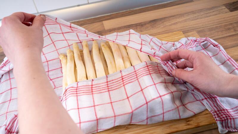 10 Dinge, die Sie über Spargel wissen sollten Weißer Spargel mag es feucht und kalt.