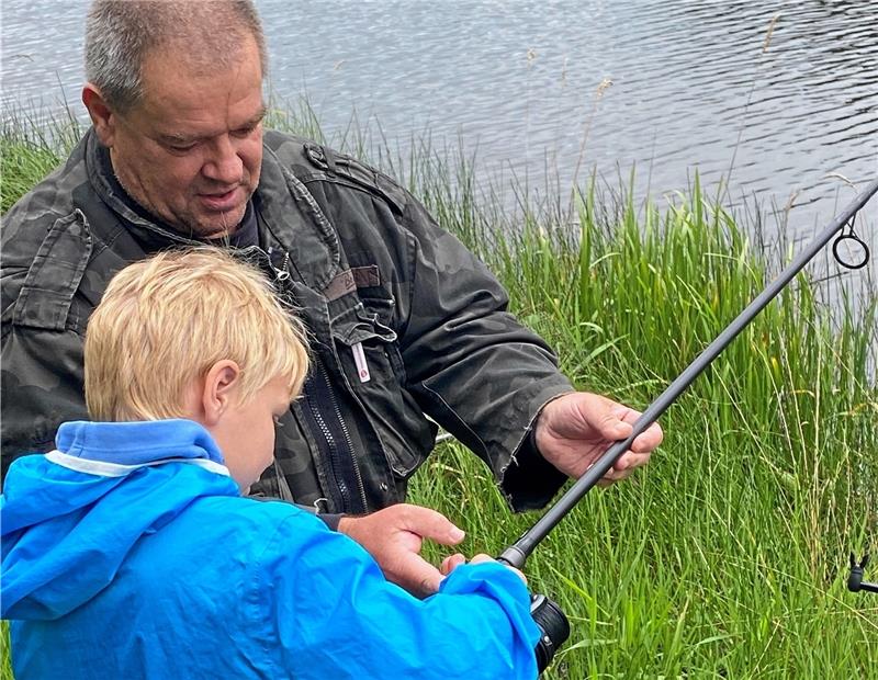 Erste Angelwoche im Oberharz trotzt dem Wetter Weit ausholen und dann abwarten lautet die Devise beim Karpfenangeln. Foto: Nachtweyh