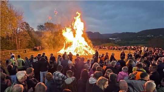 Weit mehr als 1000 Menschen kommen zum Osterfeuer am Weißen Stein.