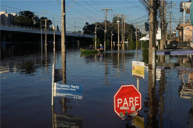 Kein Ende des Hochwassers in Brasilien - mehr als 140 Tote Weit mehr als 300.000 Menschen mussten wegen der Wassermassen ihre Häuser verlassen.