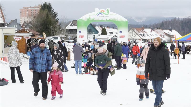 Weit über 1000 Besucher kommen zur Familienwintergaudi auf die Skiwiese "Rose".