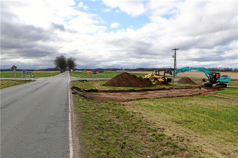 L500 für Umbau der Gielder Kreuzung monatelang voll gesperrt Weit und breit kein Fahrzeug mehr in Sicht: Seit gestern ist die L 500 voll gesperrt – an der Gielder Kreuzung beginnen die ersten Baggerarbeiten für den Schulbus-Bypass. Foto: Gereke