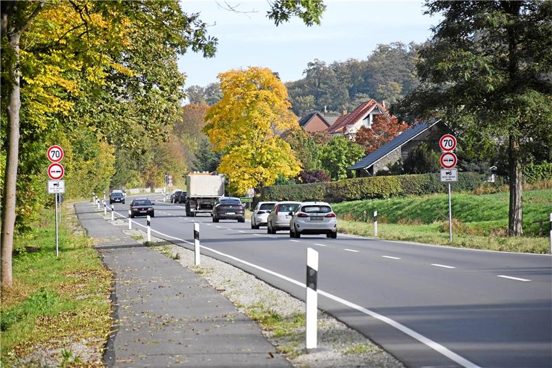 Weit vor dem grünen Neuekrug-Schild wird die Geschwindigkeit jetzt auf nur noch 70 km/h reduziert – verbunden ist das mit einem Überholverbot.  Fotos: Gereke