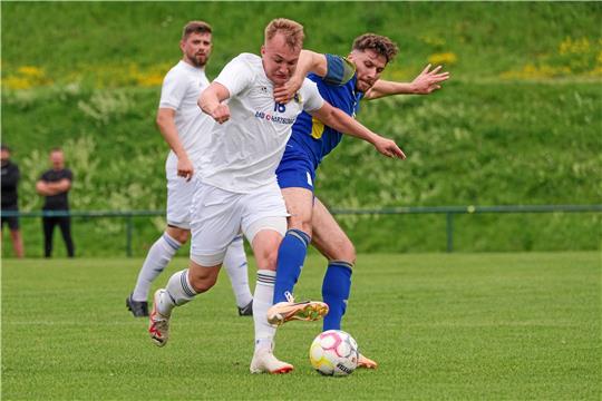 Weiter auf dem Vormarsch? Brian-Joshua Bothe (Mi.), hier gegen den Okeraner Amed Altekin, will am Mittwoch mit der TSG Bad Harzburg das Viertelfinale im Fußball-Bezirkspoall erreichen. Foto: Drechsler