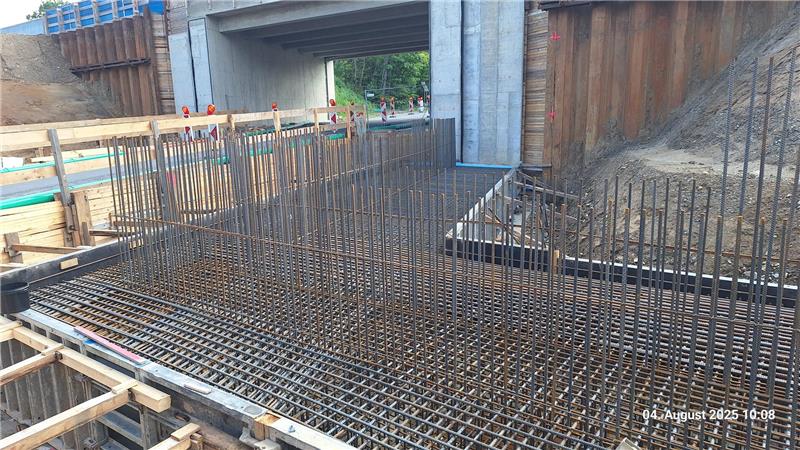 Weitere Fundamente werden gegossen.