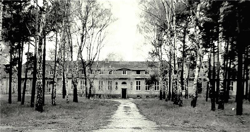 Hitlers letzte Karte sticht nicht: Wenck tritt den Rückzug an Weitere Gemeinsamkeiten: In dieser Pionierschule in Dessau erhalten sowohl Herbert Giesecke als auch Hans-Dietrich Genscher ihre Ausbildung. Das Foto stammt aus dem Jahr 2001.