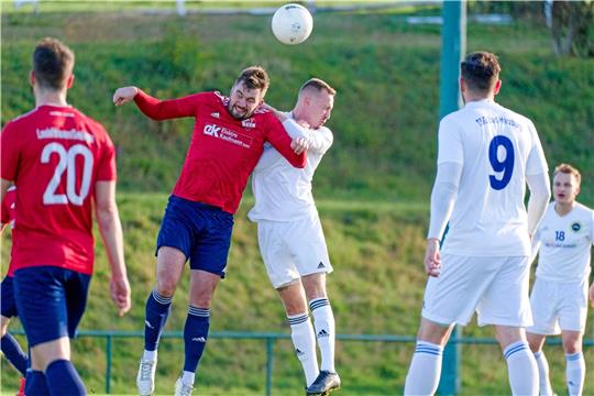 Weitere Punkte für den Klassenerhalt müssen her: Michel Bönig (re.) und die TSG Bad Harzburg spielen am Sonntag beim VfL Wahrenholz. Foto: Drechsler