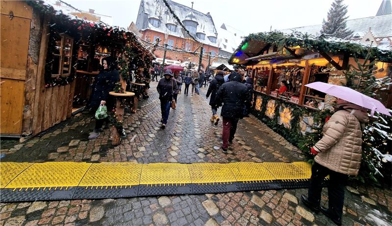 Goslarer Marktplatz wird für die Stadt zur Zwickmühle Weiterer Aspekt beim Umbau des Marktplatzes: Die Versorgungsleitungen für den Weihnachtsmarkt sollen künftig möglichst in der Erde verschwinden. Die Brücken, die sie aktuell verdecken, stellen ein weiteres Hindernis für Menschen dar, die nicht gut zu Fuß sind. Foto: Sowa