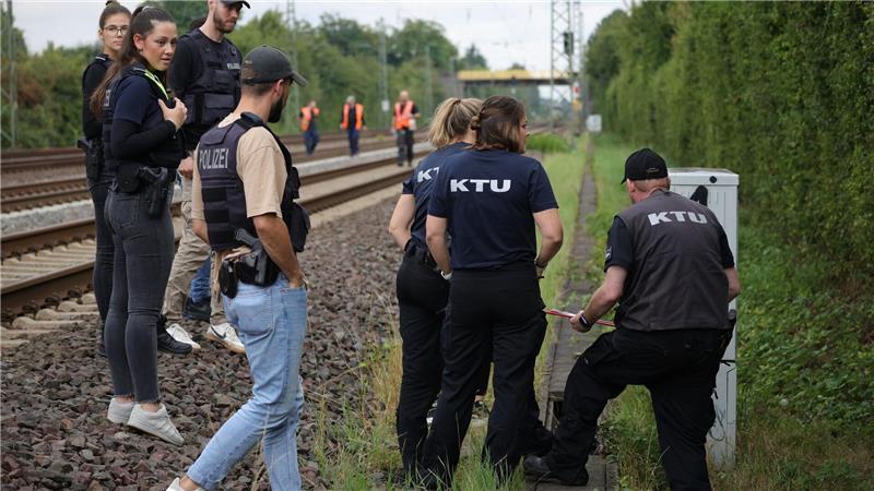 Weiterer Brandanschlag : Mitarbeiter von Spurensicherung und KTU untersuchen die Schäden an der Bahnstrecke bei Düsseldorf 