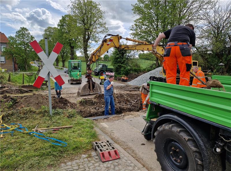 Dampflok-Gemeinschaft 41.096 saniert Gielder Bahnübergang Weitgehend in Eigenleistung sanieren die Mitglieder der Dampflok-Gemeinschaft 41 096 den Bahnübergang in Gielde. Sie sind nur am Wochenende im Einsatz, denn werktags muss der Schulbus die Gleisquerung passieren können. Foto: Hohaus