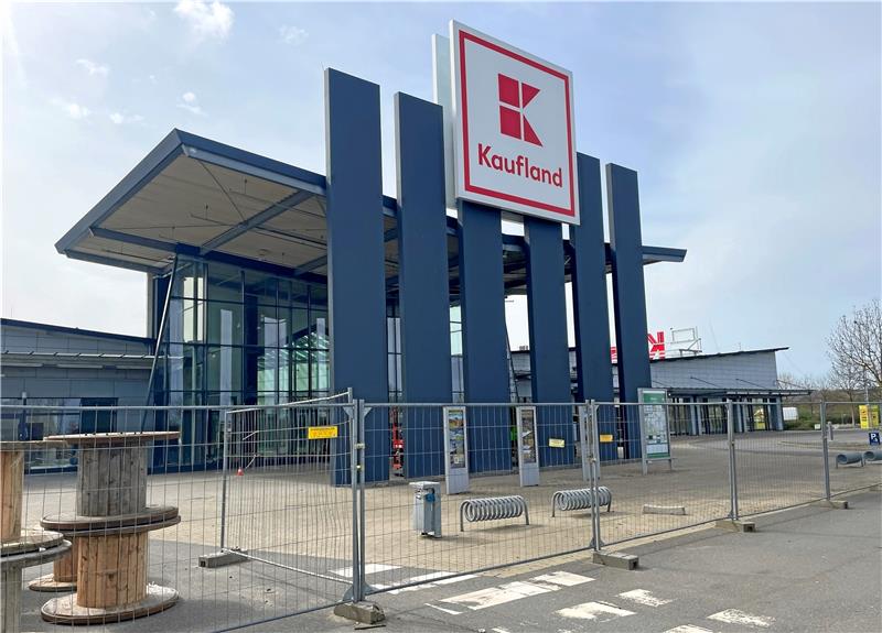 Kaufland-Umzug in Goslar: Neueröffnung am 25. April Weithin sichtbar: Wo früher das signifikante Marktkauf-M die Edeka-Kunden in der Baßgeige-West begrüßt hat, kündet inzwischen bereits das Kaufland-K vom neuen Mieter. Am 25. April öffnen sich die Tore für den Einkaufsmarkt in der Baßgeige-West wieder. Foto: Heine
