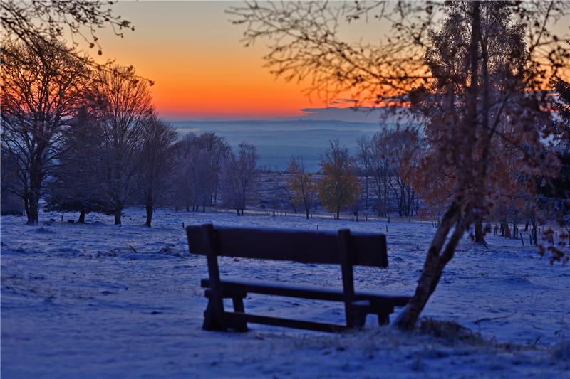 Nach Schneefall und Frost: Mildere Temperaturen in dieser Woche Welch ein Ausblick am frühen Morgen in Schierke! Foto: Matthias Bein/dpa