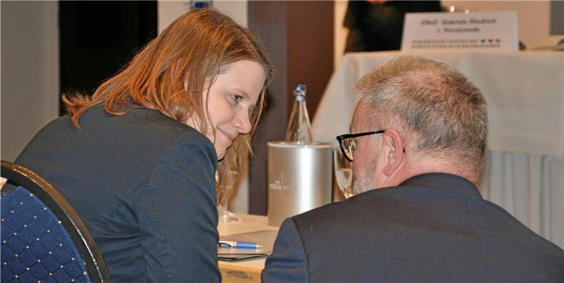 Welche Anregungen nehmen wir mit nach Hannover? Nach dem Vortrag des Deutschdidaktikers Dawidowski stecken Kultusministerin Julia Hamburg und der für Gymnasien zuständige Referatsleiter Andreas Stein kurz die Köpfe zur Zwiesprache zusammen. Fotos: Heine