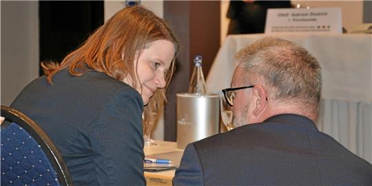 Welche Anregungen nehmen wir mit nach Hannover? Nach dem Vortrag des Deutschdidaktikers Dawidowski stecken Kultusministerin Julia Hamburg und der für Gymnasien zuständige Referatsleiter Andreas Stein kurz die Köpfe zur Zwiesprache zusammen. Fotos: Heine