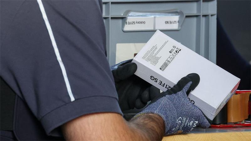 300 Millionen Euro Schaden: Großrazzia wegen Mogel-Handys Welche Handymarken von dem mutmaßlichen Betrug betroffen waren, wollten die Ermittler nicht offiziell sagen.