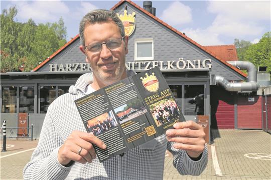 Welche Stelle dürfen wir Ihnen servieren? Mit dem Menü-Flyer wirbt Stephan Schoenitz, der Inhaber des „Harzer Schnitzelkönigs“, um Personal. 20 Bewerber meldeten sich daraufhin. Foto: Hartmann