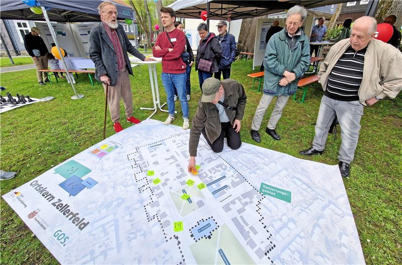 Welche Verbesserungsvorschläge gibt es für Zellerfeld? Klebezettel markieren Wünsche auf dem Stadtplan – wie ein breiterer Gehsteig und Tempo 30 in der Marktstraße. Foto: Knoke