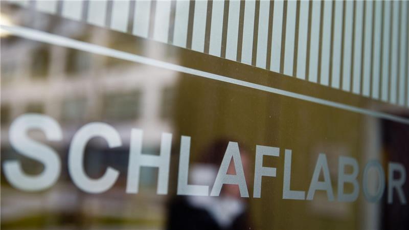 Wer zu wenig schläft, erkältet sich häufiger Welchen Effekt die Schlafdauer hat, wird auch in Laboren untersucht. (Archivbild)