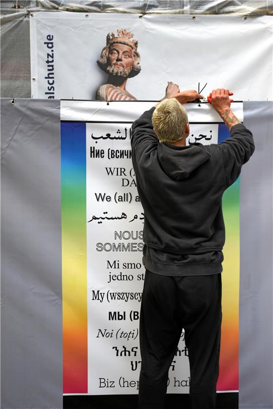 Welcher Kaiser guckt denn da über das Banner von Kaiserring-Träger Hans Haacke, das vergangene Woche an der Jakobikirche angebracht wurde? Doch nicht Heinrich IV.? Nein, der „Kaiser“, mit dem die Deutsche Stiftung Denkmalschutz wirbt, ist tatsächlich einer der Heiligen Drei Könige und stammt vom Portal des Freiburger Münsters.