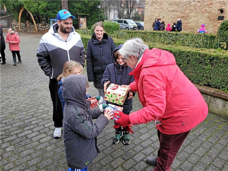 Bad Harzburger Kinderschutzbund verteilt 140 Päckchen Welcher Wunsch hat es ins Weihnachtspäckchen geschafft? Die Neugier und Vorfreude steht den Kindern ins Gesicht geschrieben.