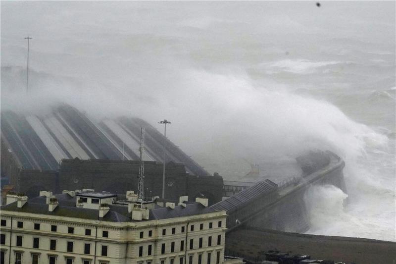 Orkantief trifft Westeuropa: Sieben Tote Wellen brechen über die Hafenmauer in Folkestone, Kent.
